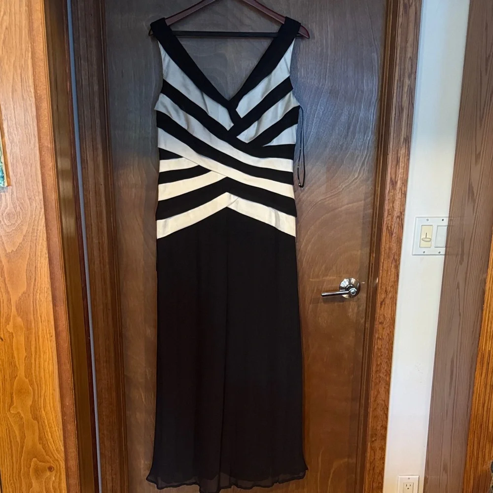 Tadashi Shoji Black and Cream Dress NWT - Picture 1 of 9